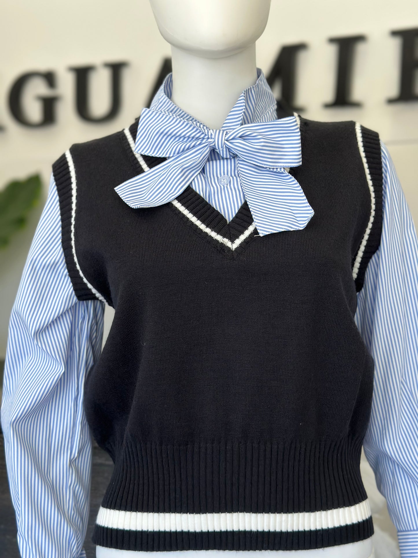 Camisa rayas chaleco negro