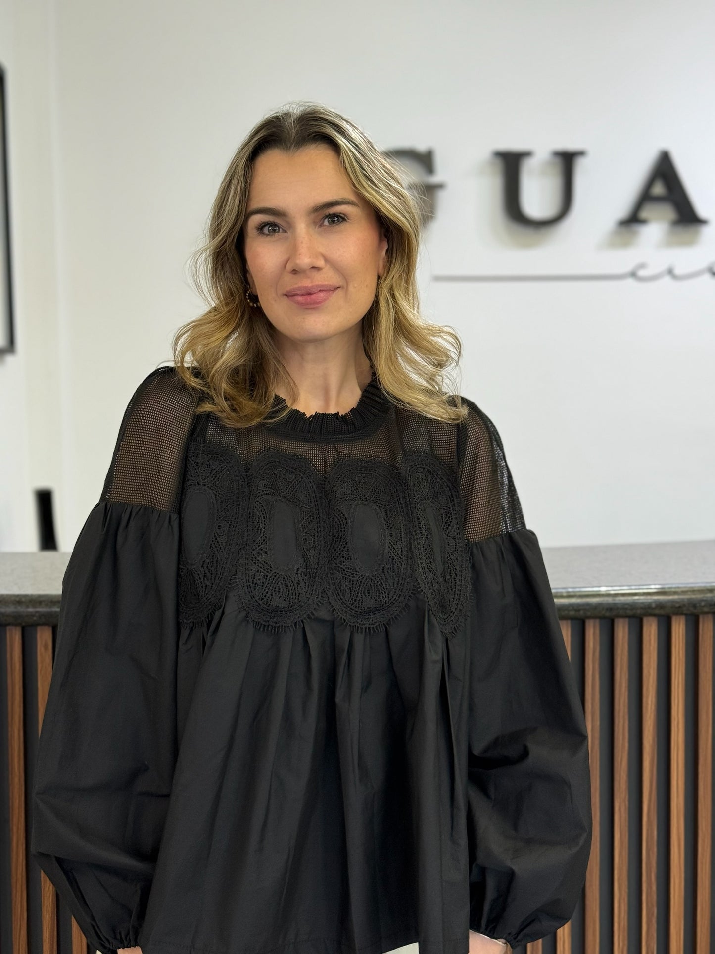 Blusa negra con transparencia