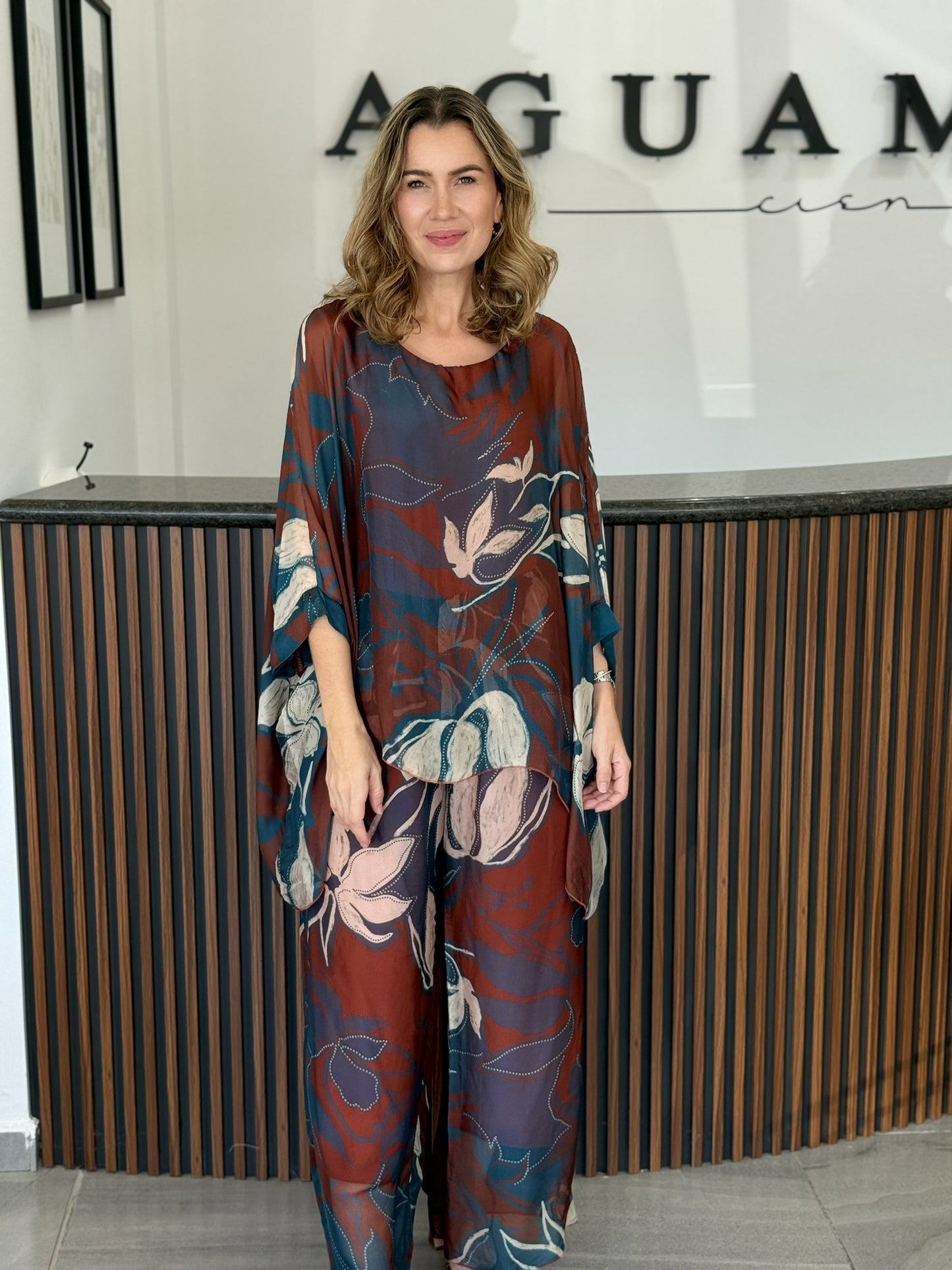 Conjunto ocre y azul detalles flores