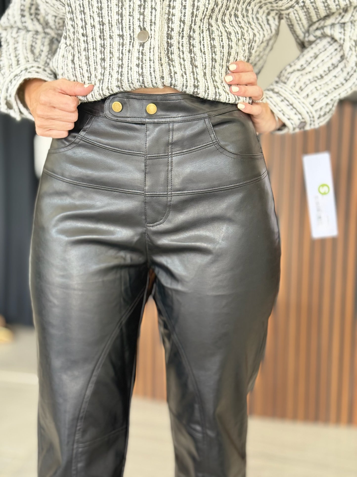 Pantalón vinipiel aplicaciones doradas