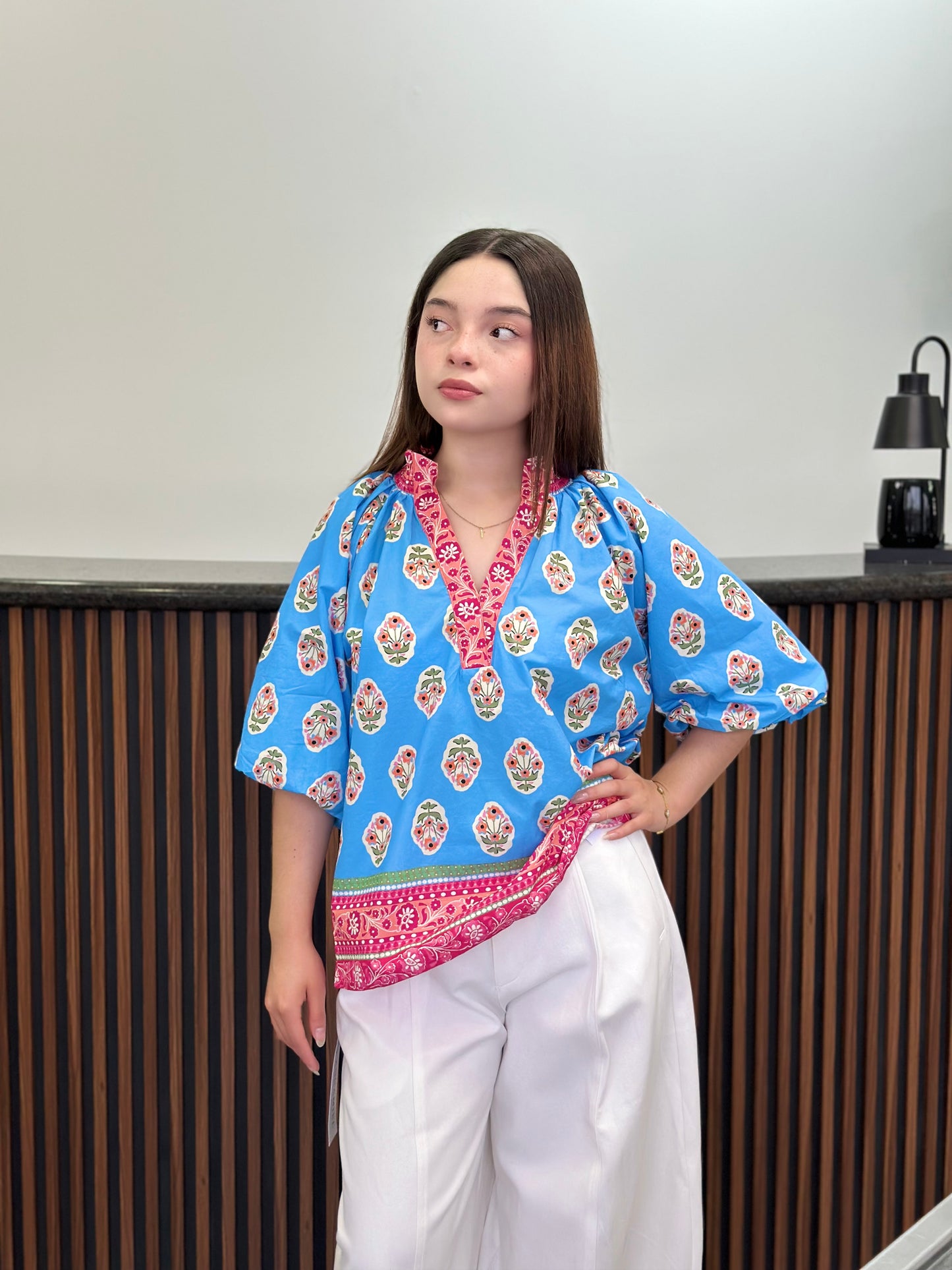 Blusa azul con flores fucsia