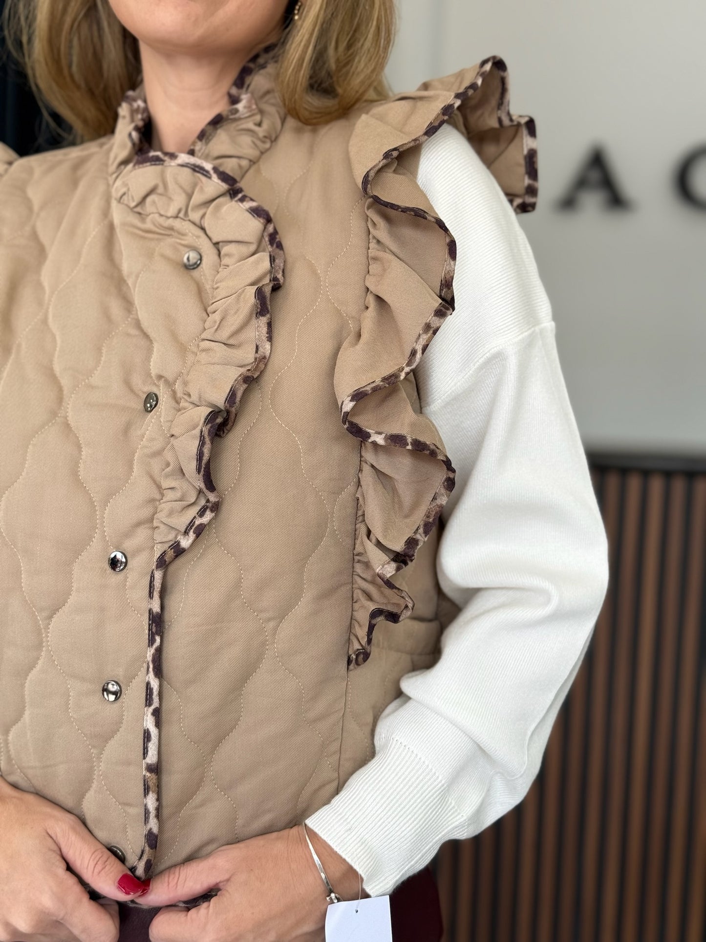 Chaleco con detalle volante