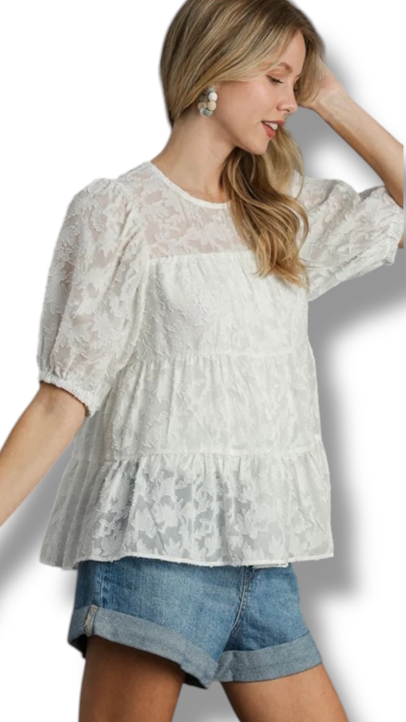 Top claro con olan y manga globo