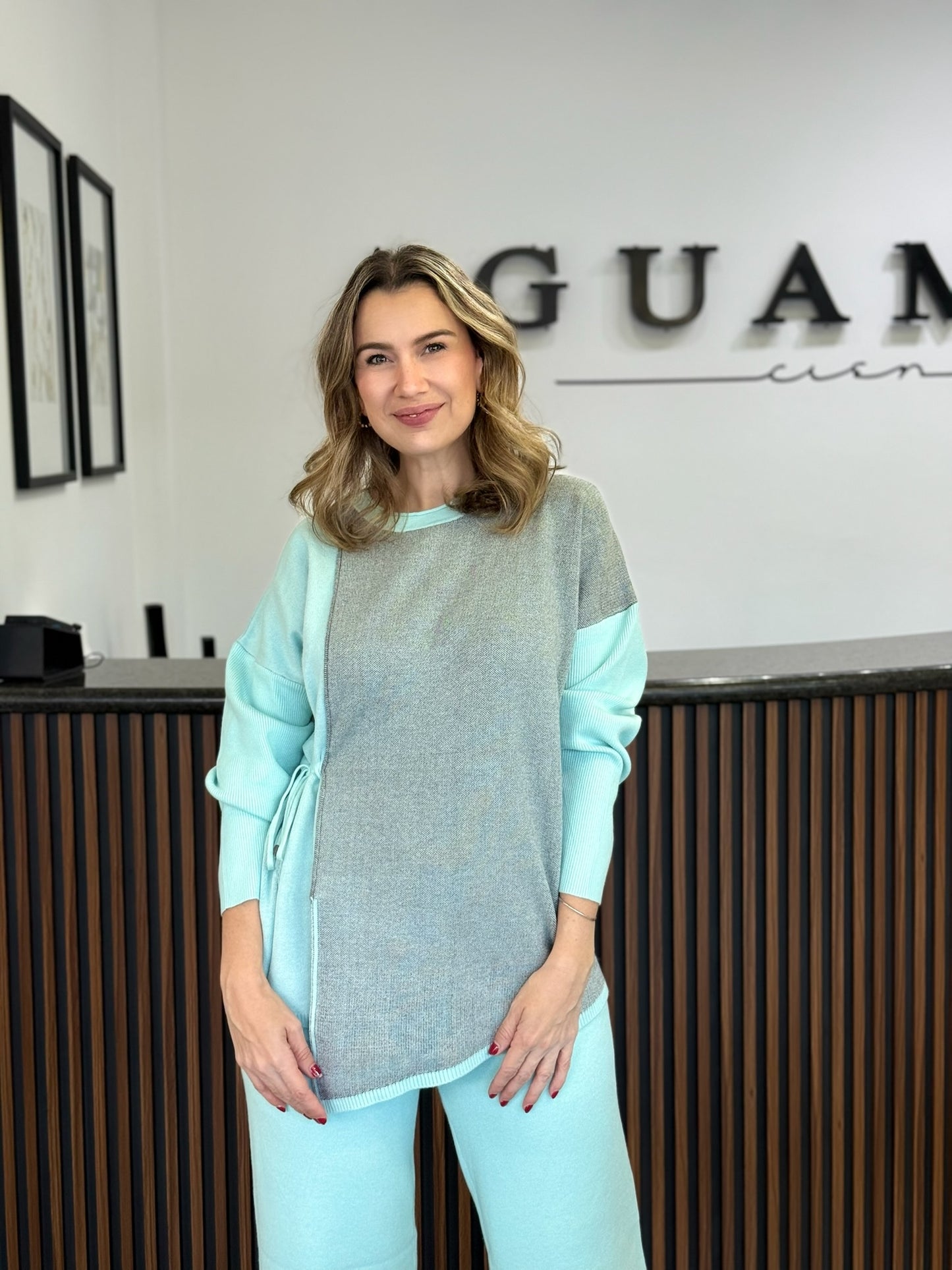 Set celeste con gris detalle cintura