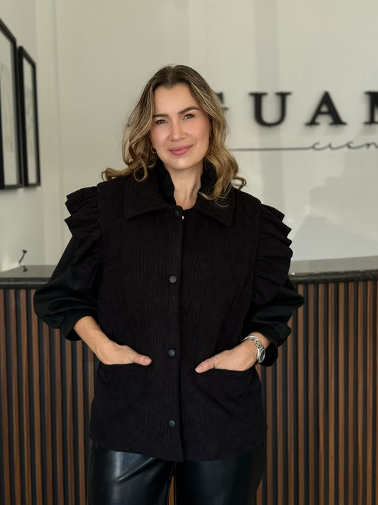 Chaleco negro olan hombro