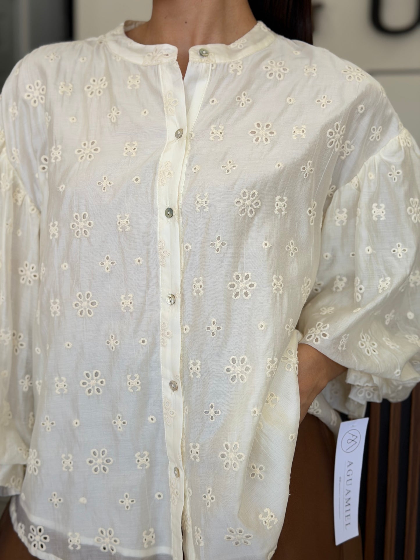 Camisa con bordado