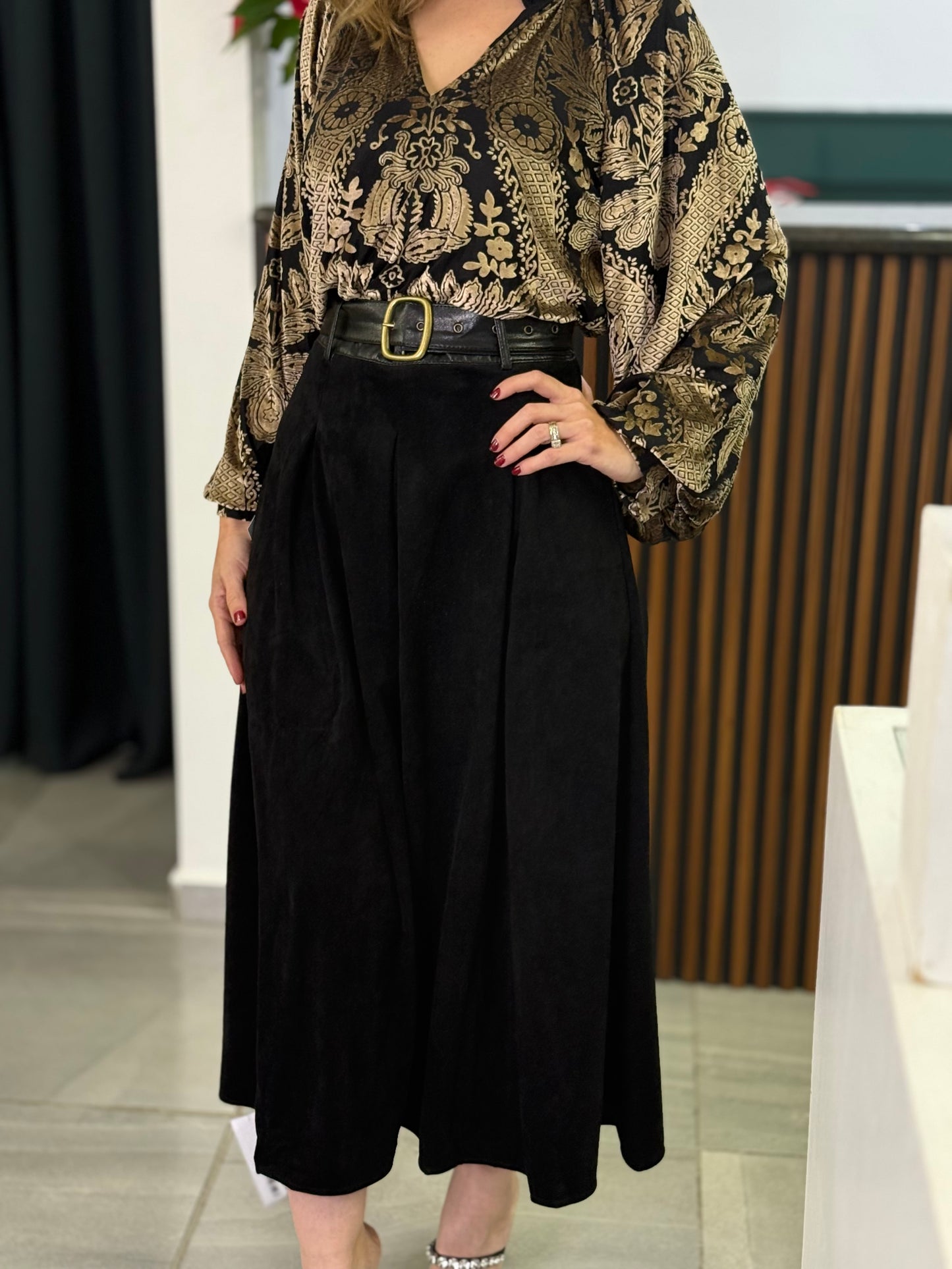 Falda Midi Negra de Corte A-Línea