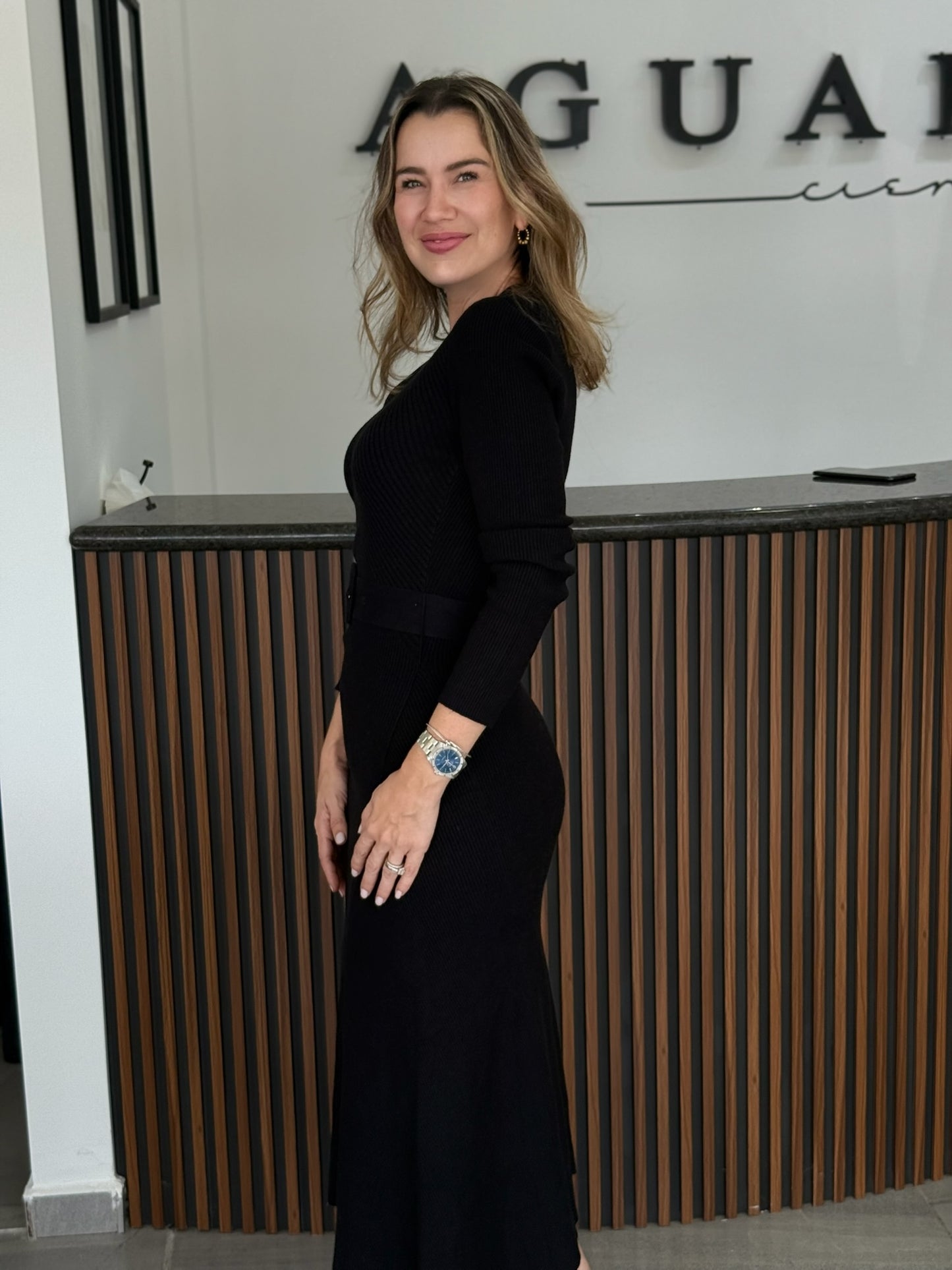 Vestido negro con cinto