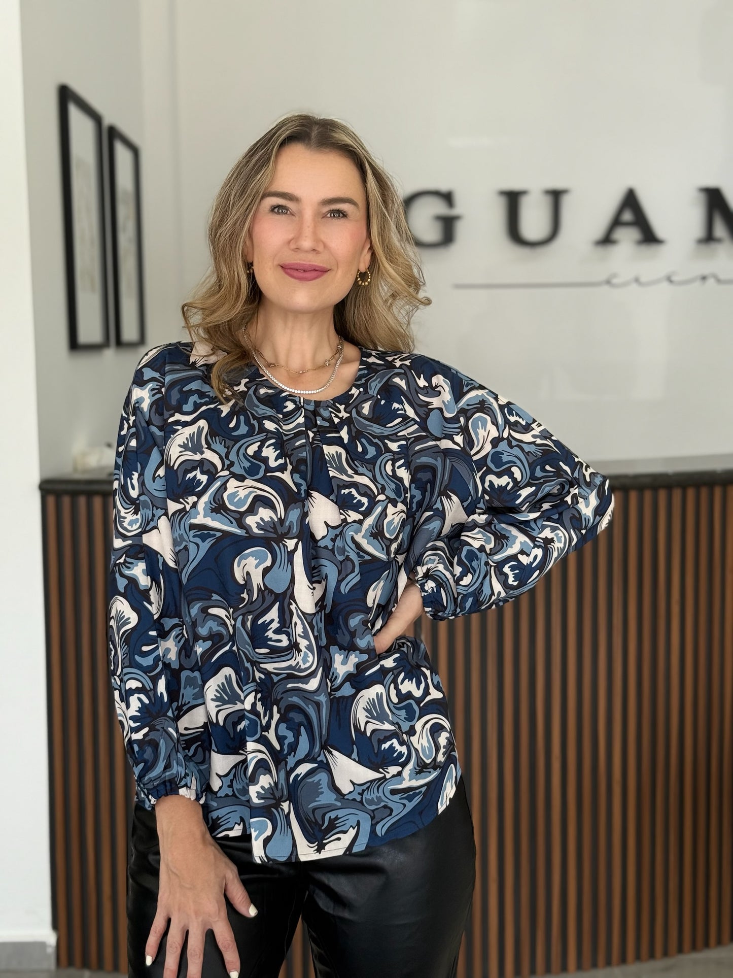 Blusa azul garigoleado