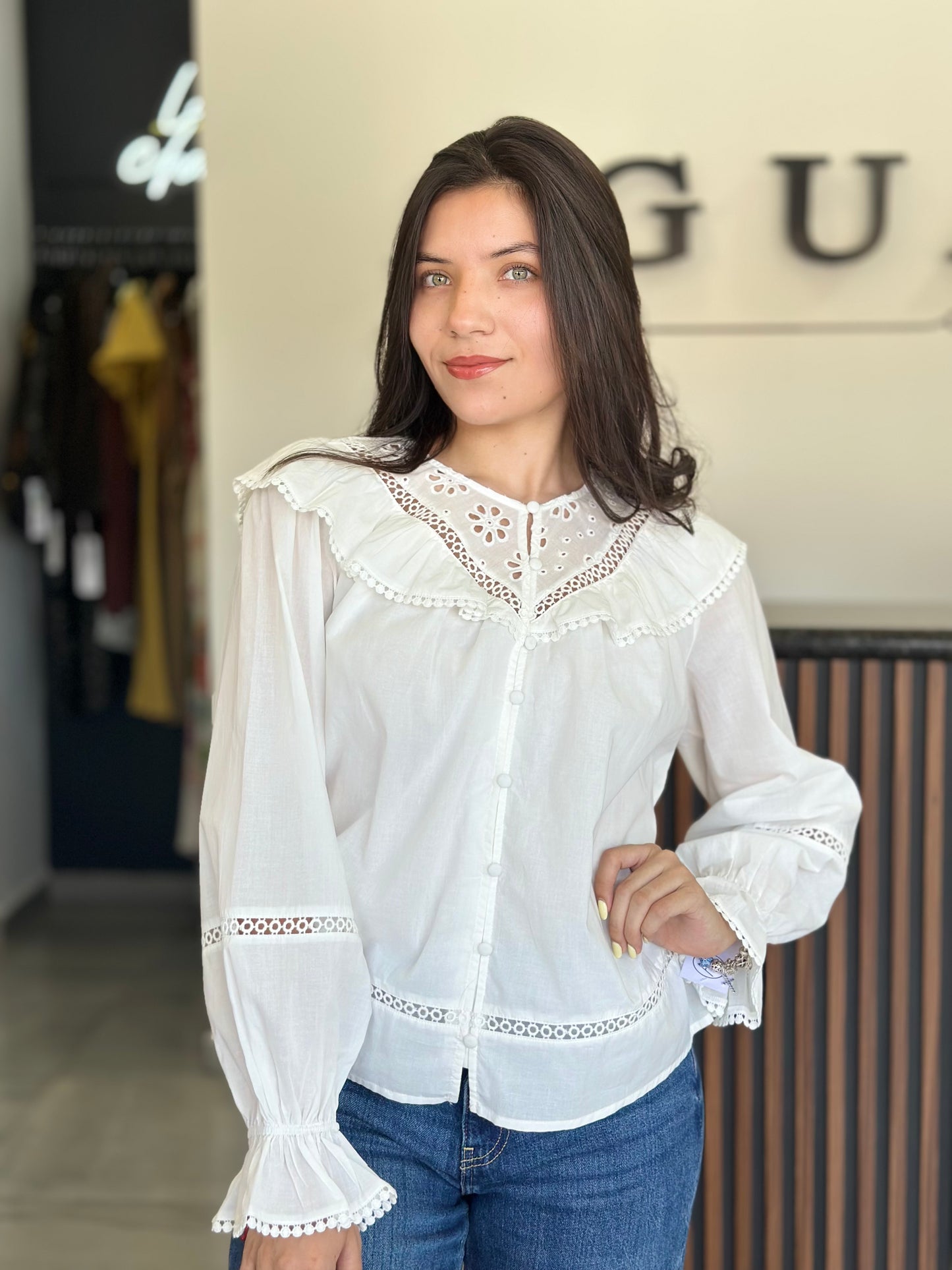 Camisa cream collar detail