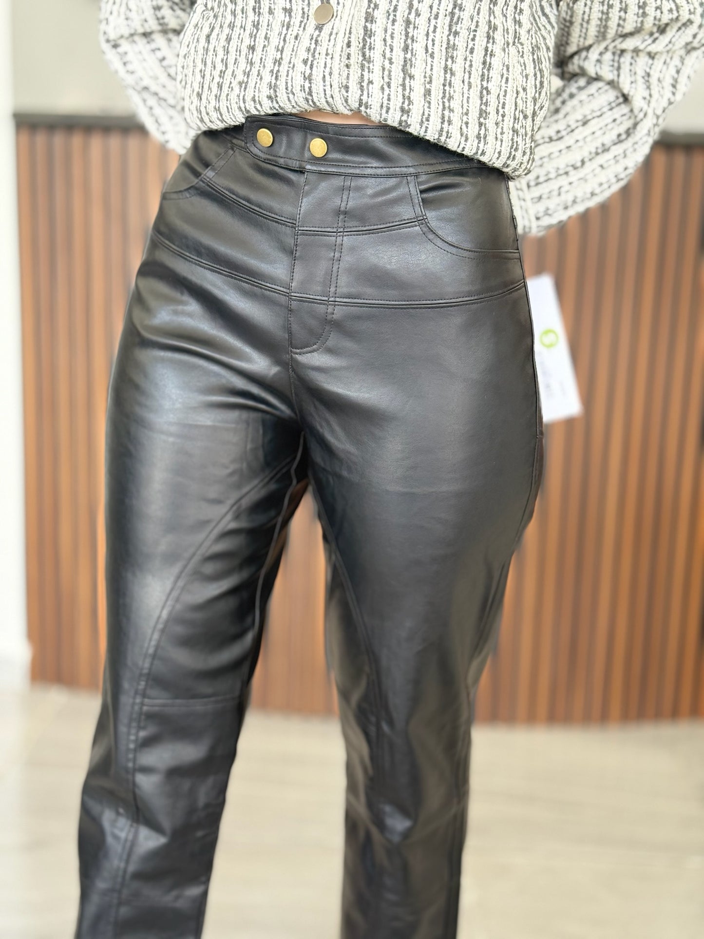 Pantalón vinipiel aplicaciones doradas