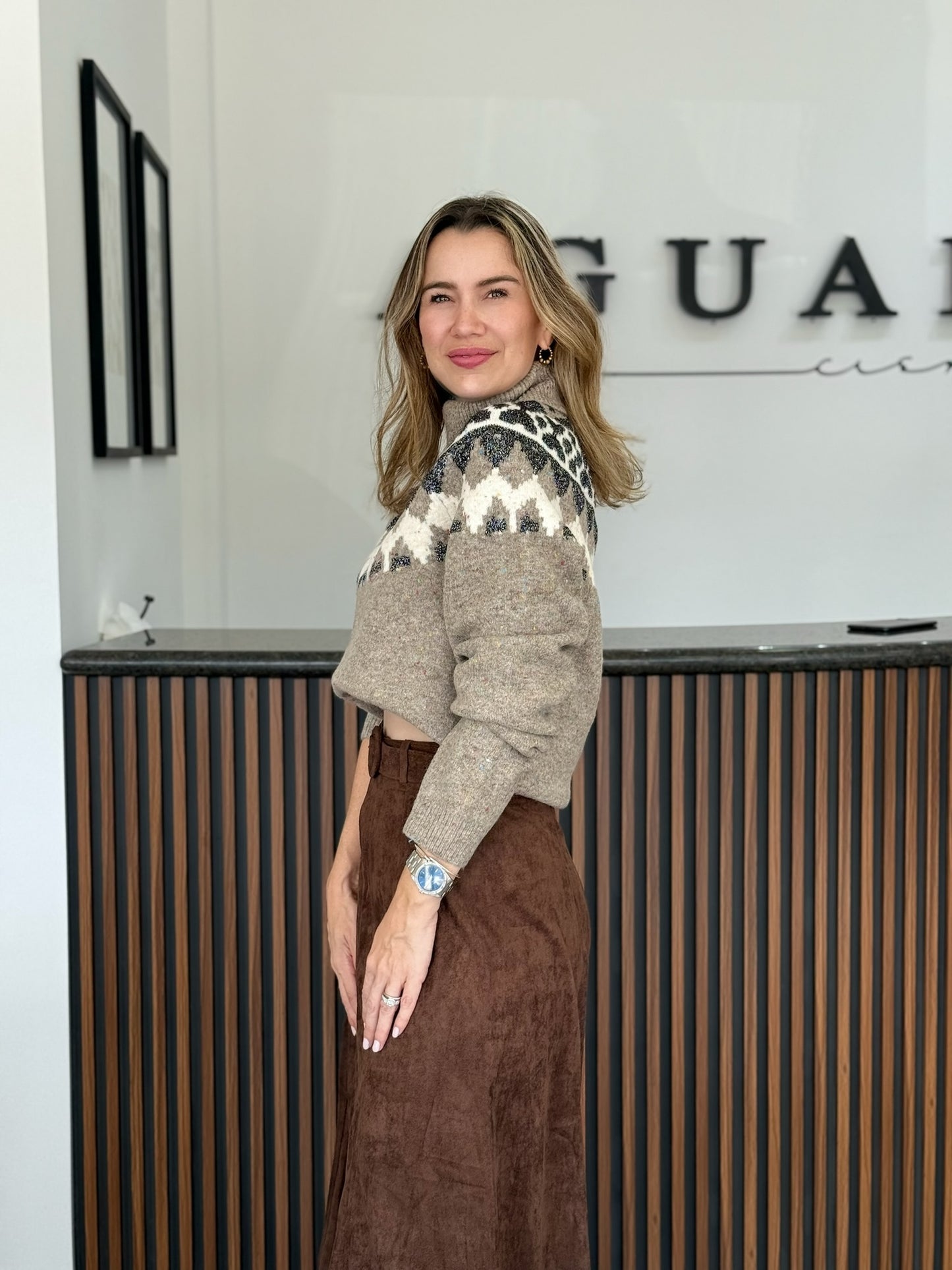 Suéter tejido cuello alto diseño