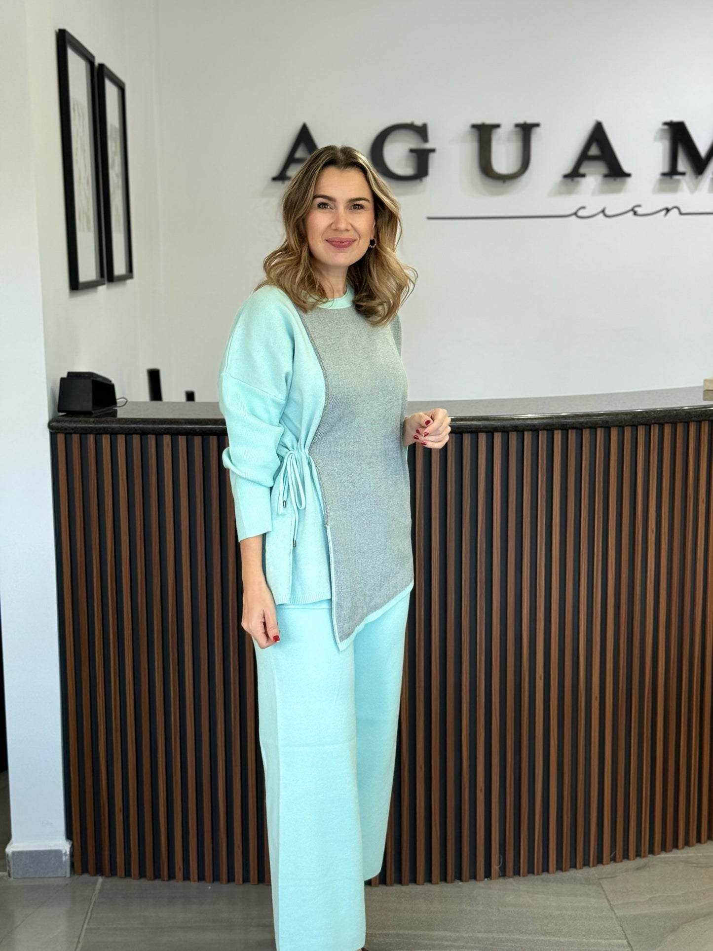 Set celeste con gris detalle cintura