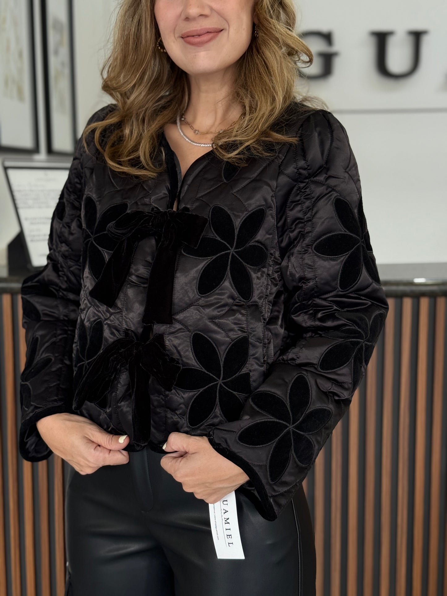 Chaqueta negra detalles