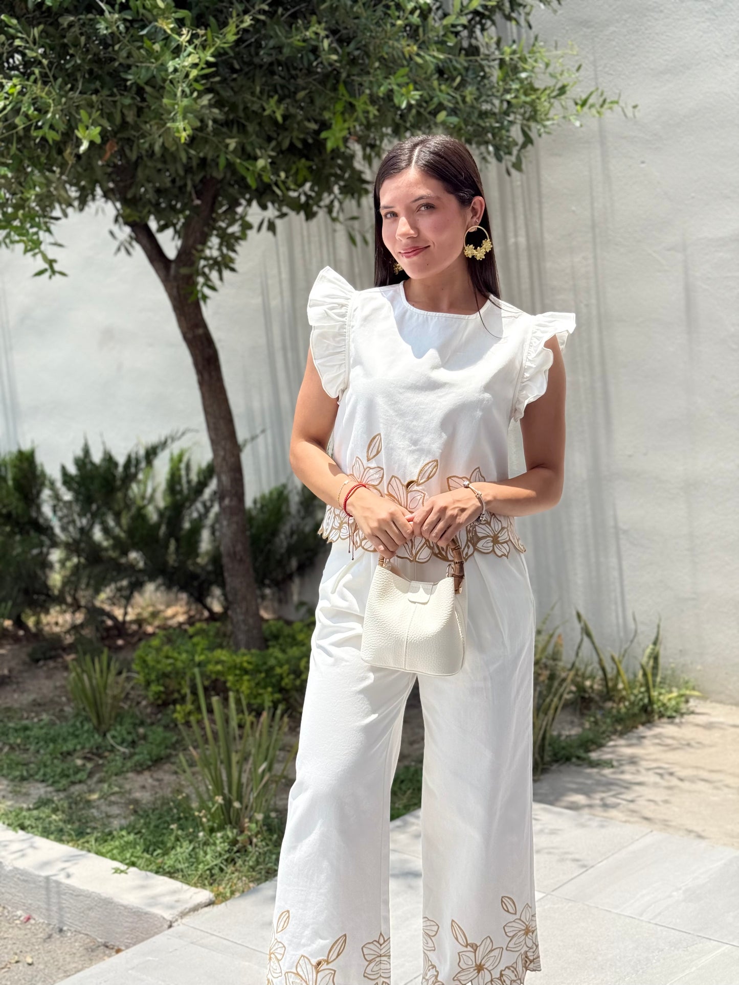 Conjunto blanco flores terminacion