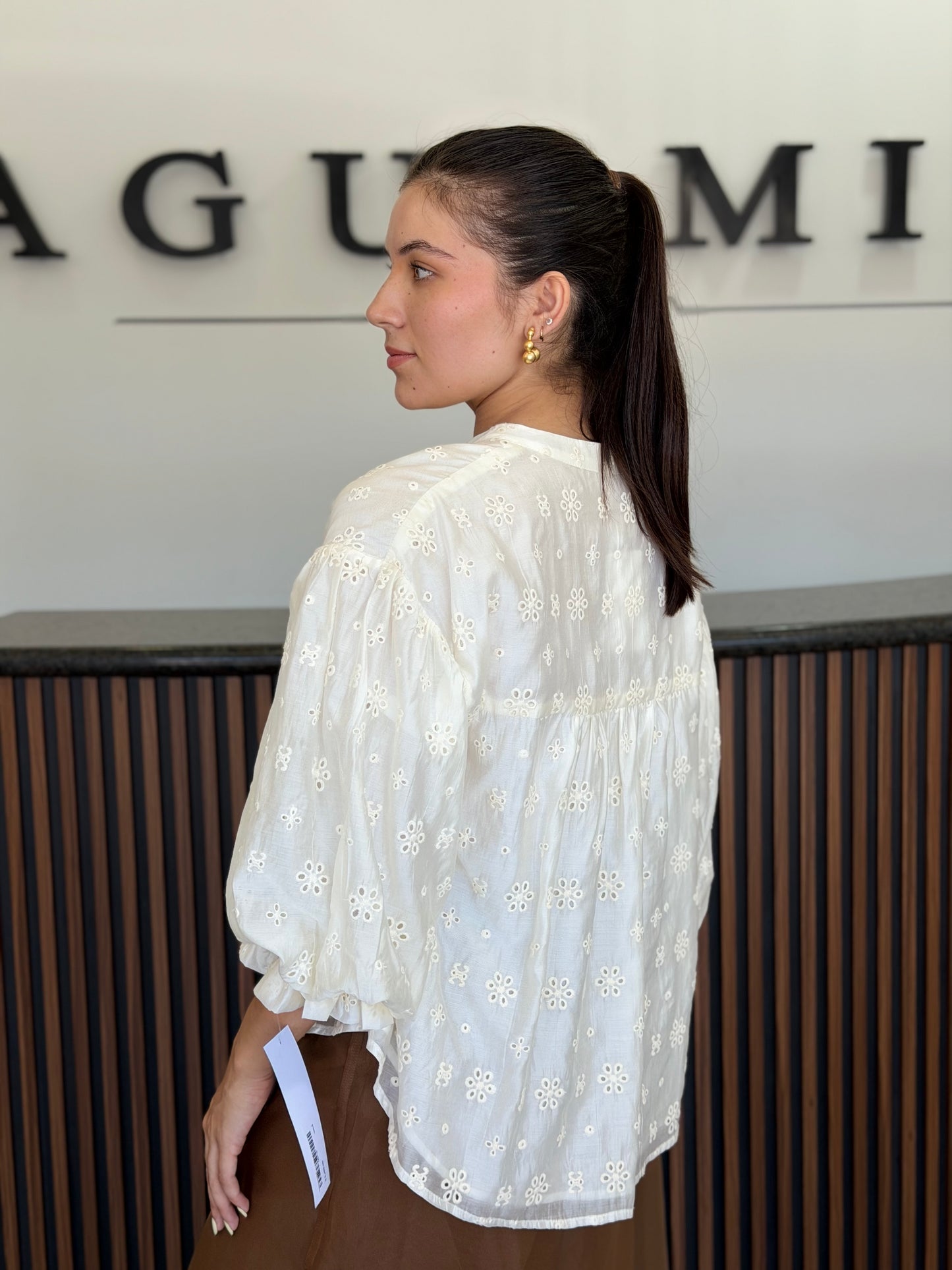 Camisa con bordado