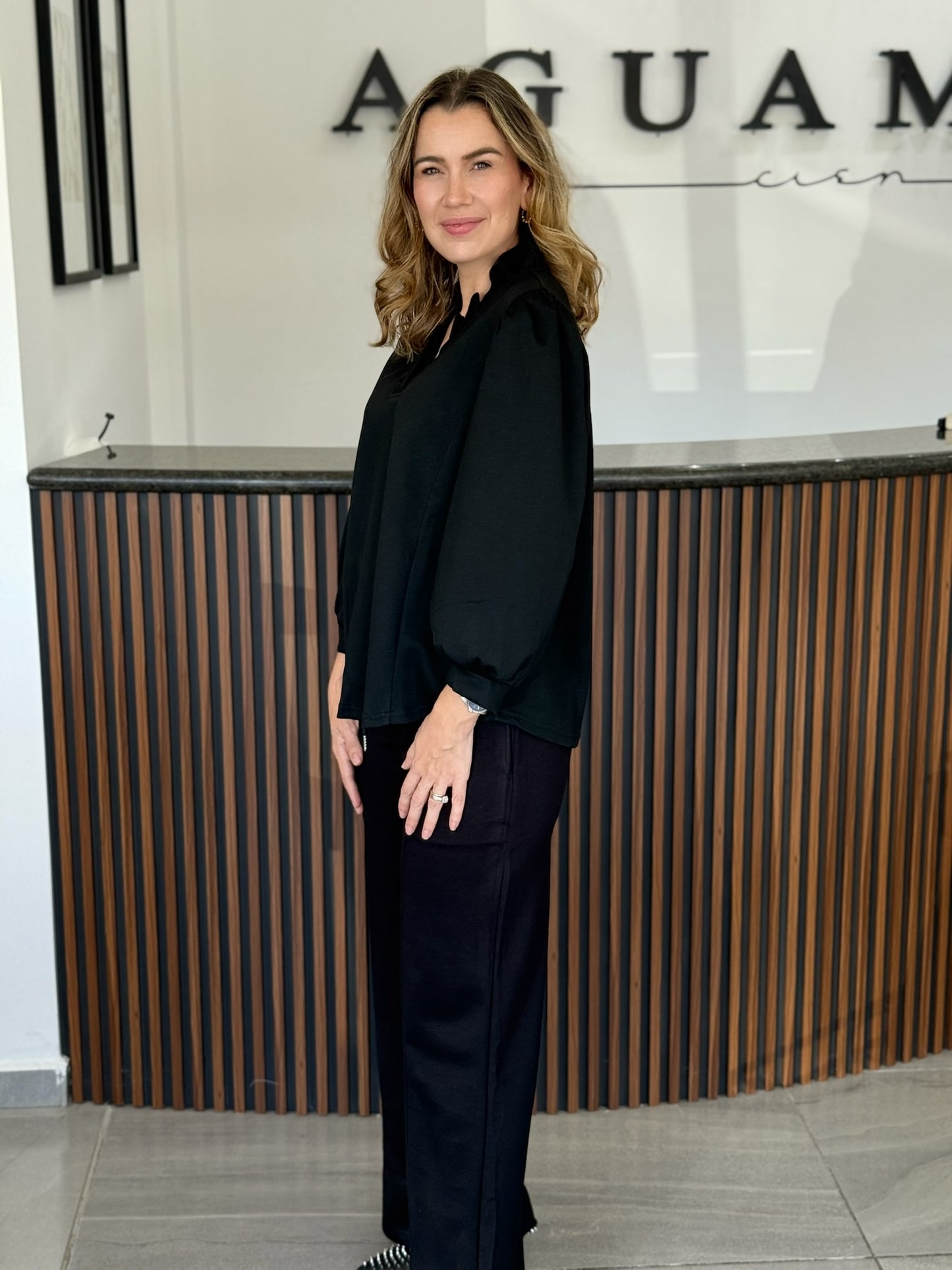 Set pants y suéter negro detalle cuello