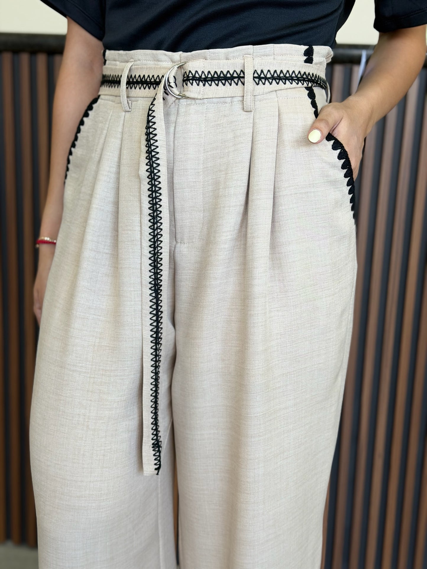 Pantalon beige detalle negro cinto