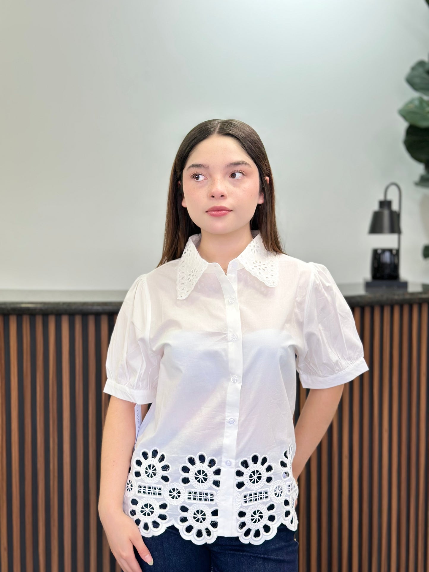 Blusa blanca detalles manga corta