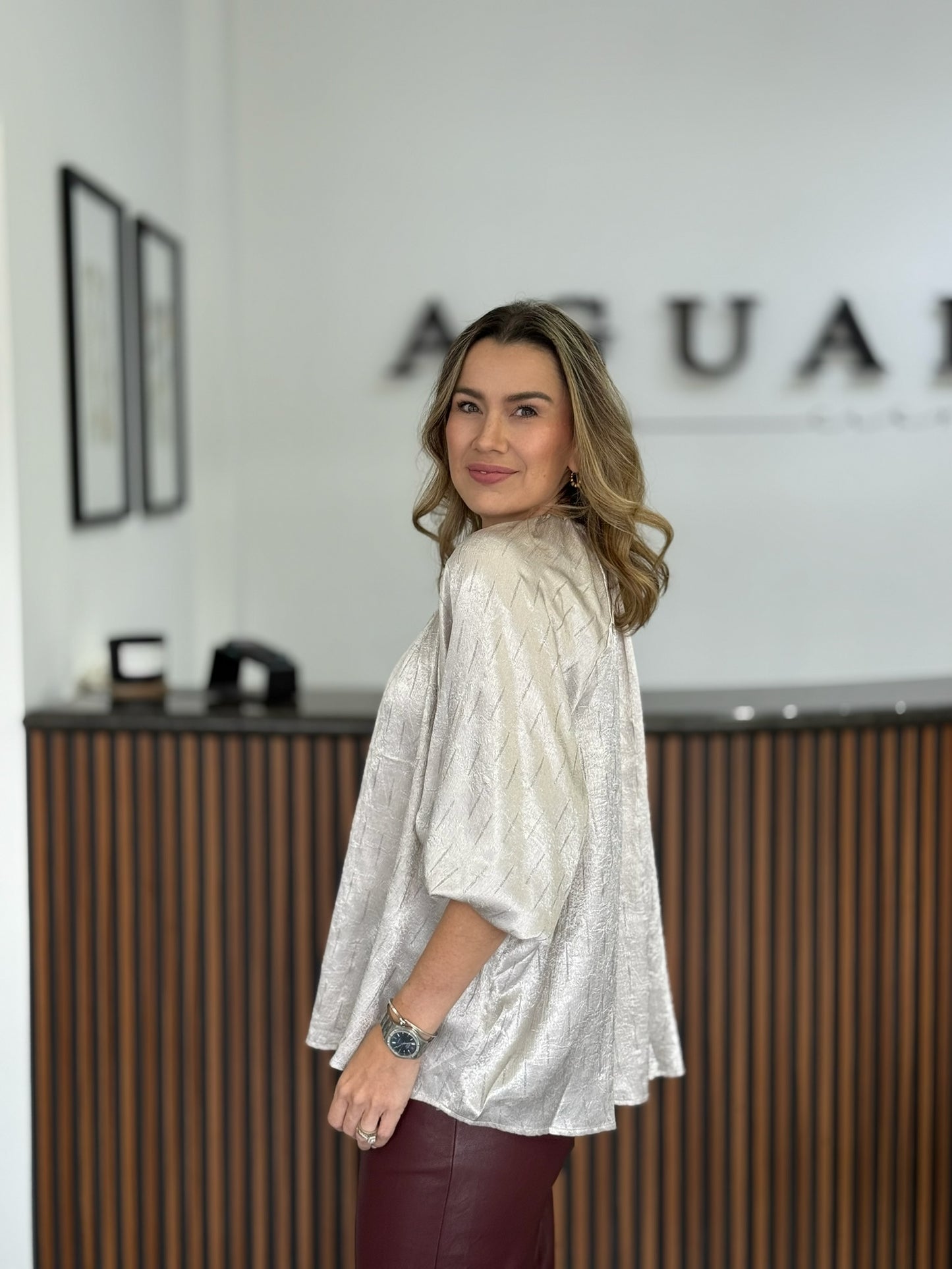 Blusa cuello V taupe