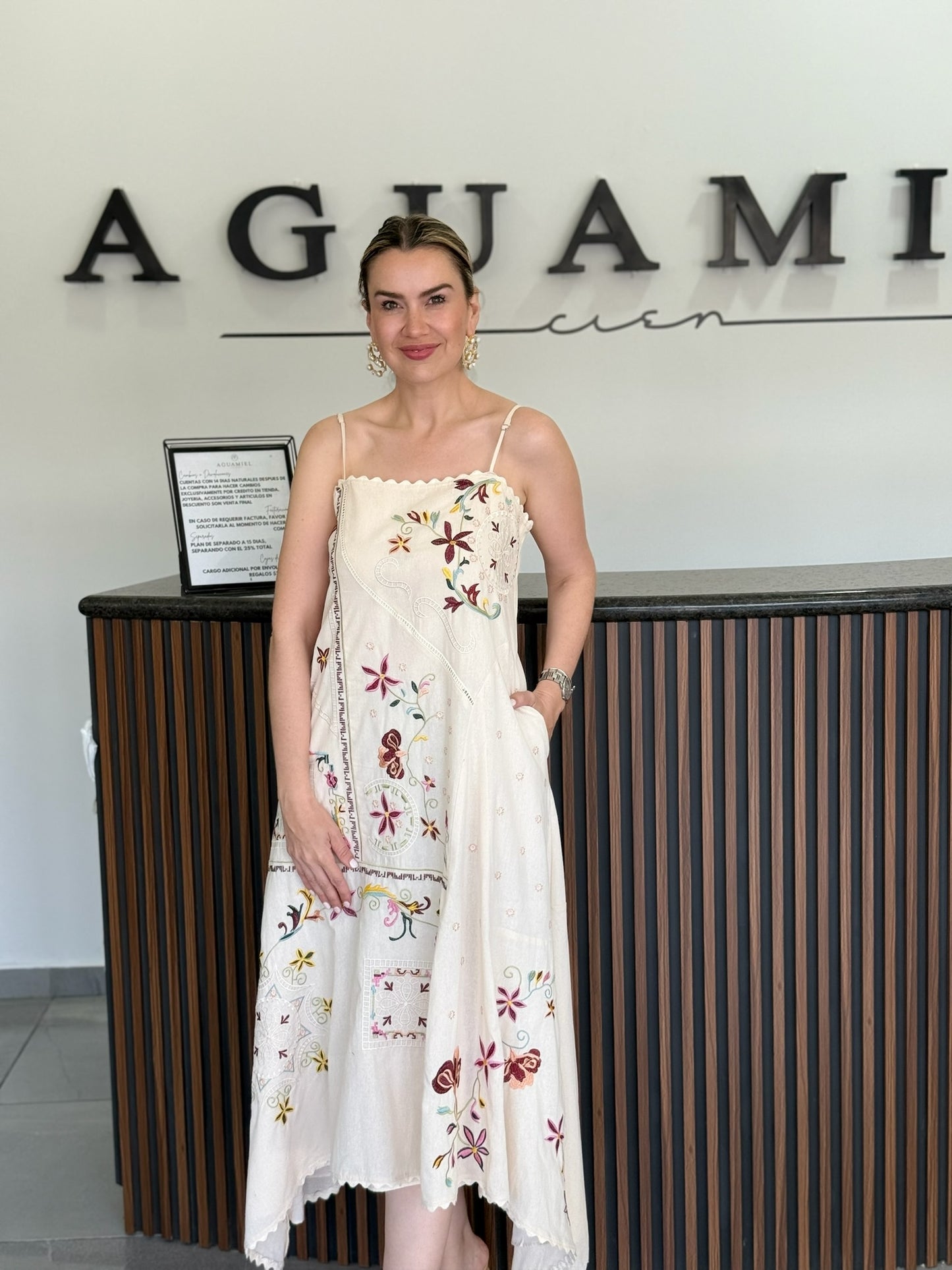 Vestido beige detalles vino