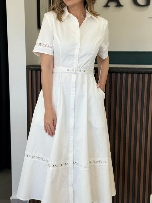 Vestido blanco con cinto y encaje