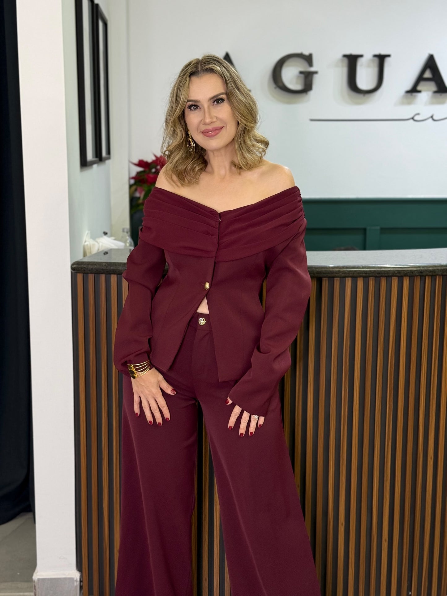 Conjunto Off-Shoulder Vino con Pantalón Sastre