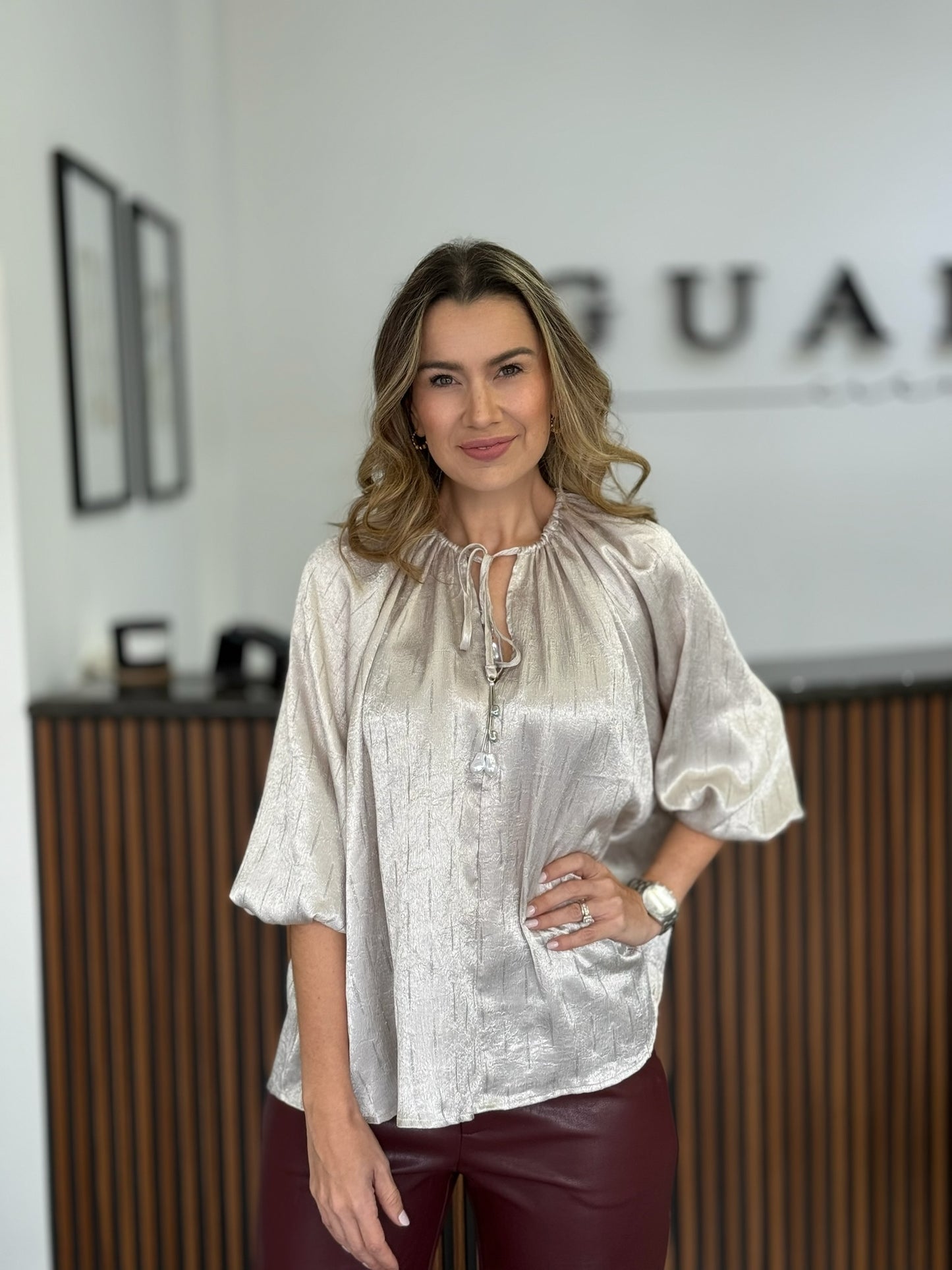 Blusa cuello V taupe