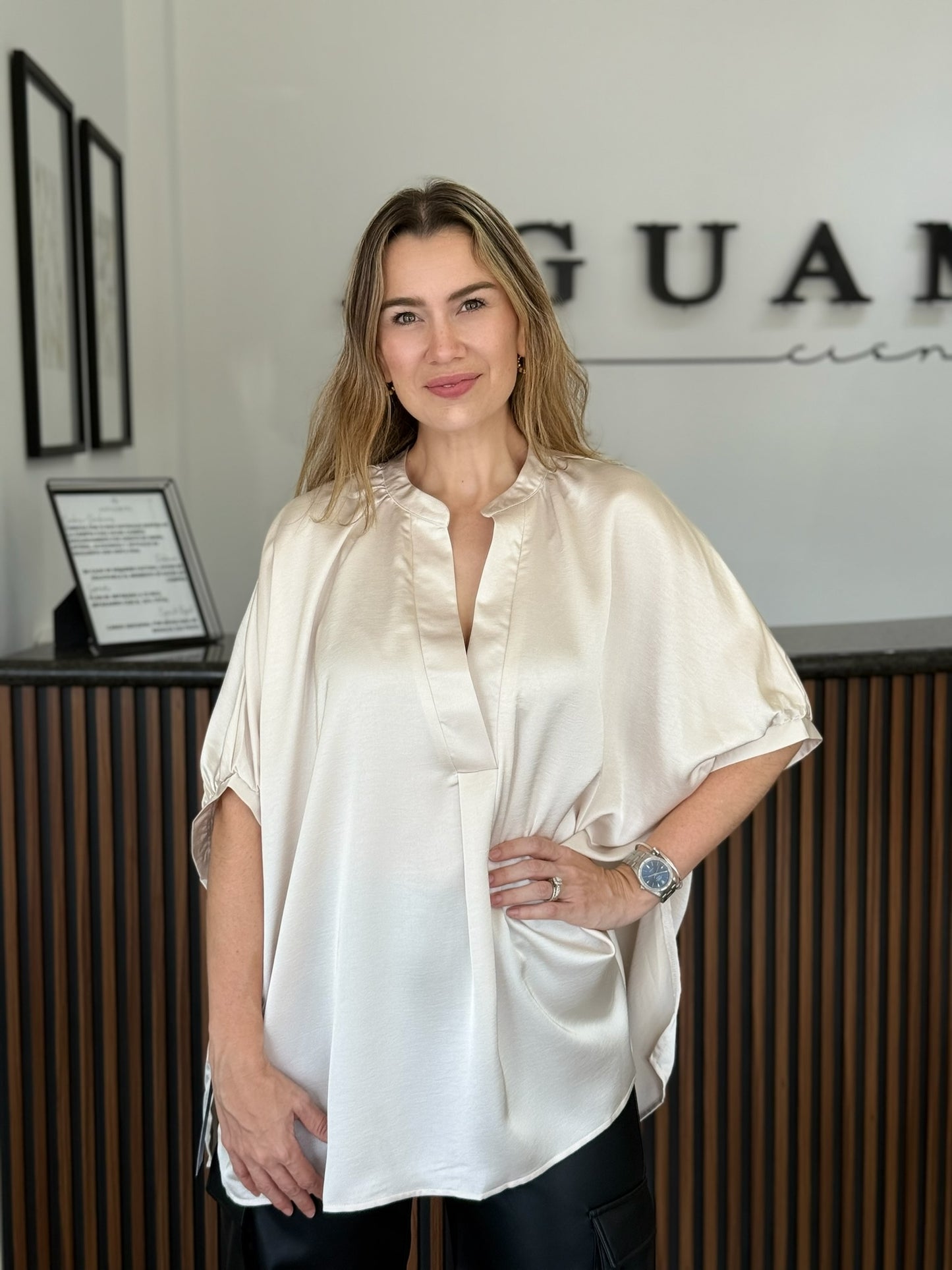 Blusa Cuello Abierto Satín