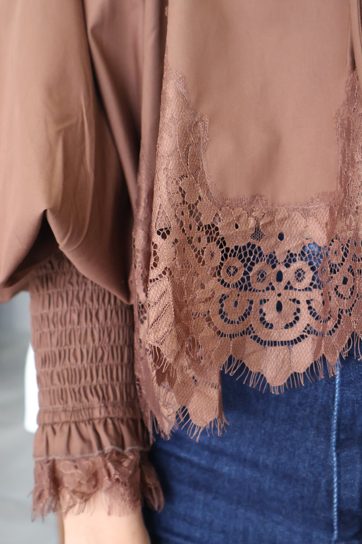Blusa encaje cafe high-neck