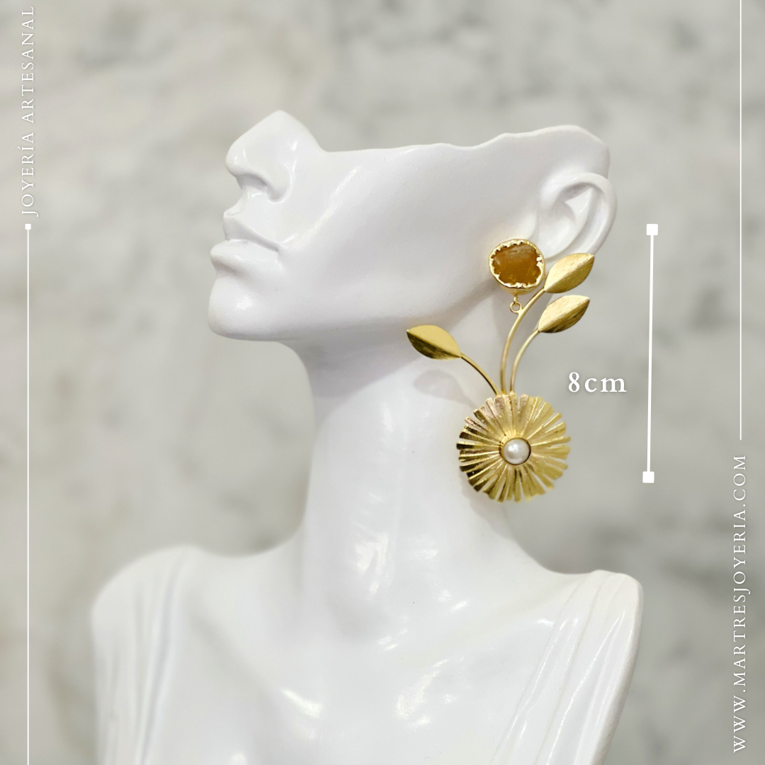 Aretes Macarena – Diseño Floral con Detalles Dorados