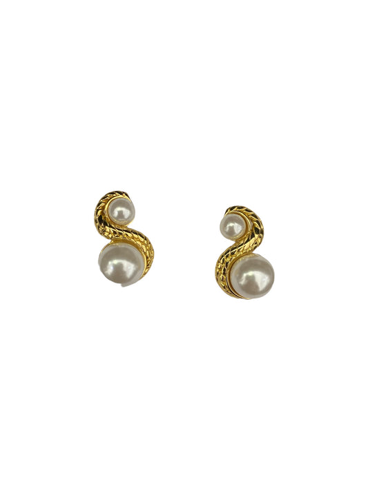 Stud Dorado en “S” + Pearl