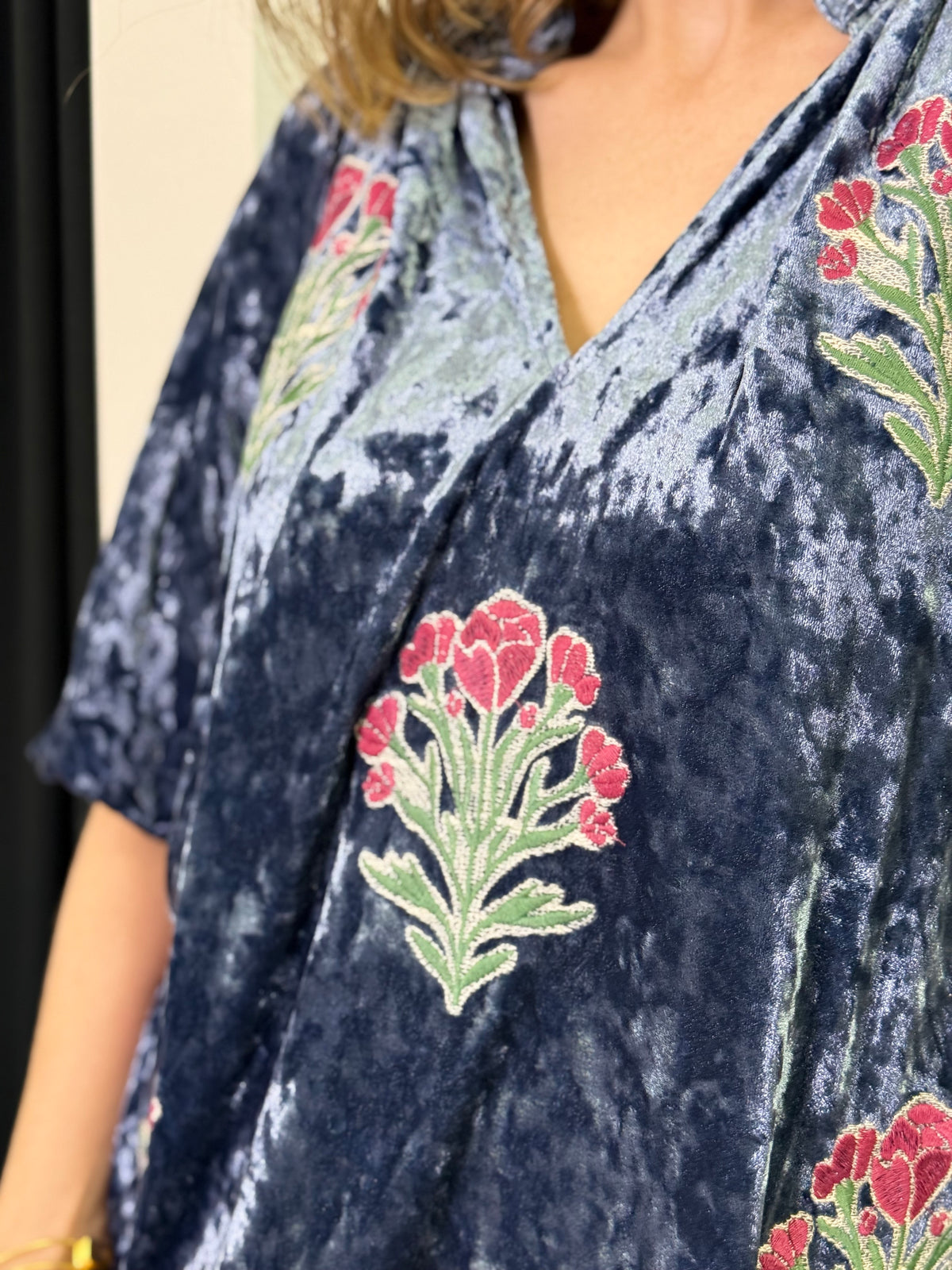 Blusa Negra con Mangas de Encaje