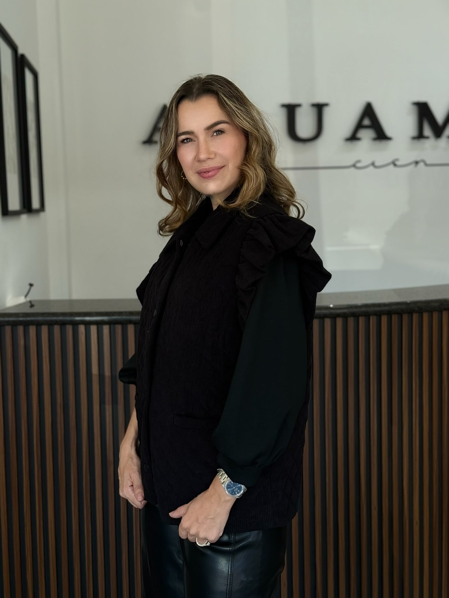 Chaleco negro olan hombro