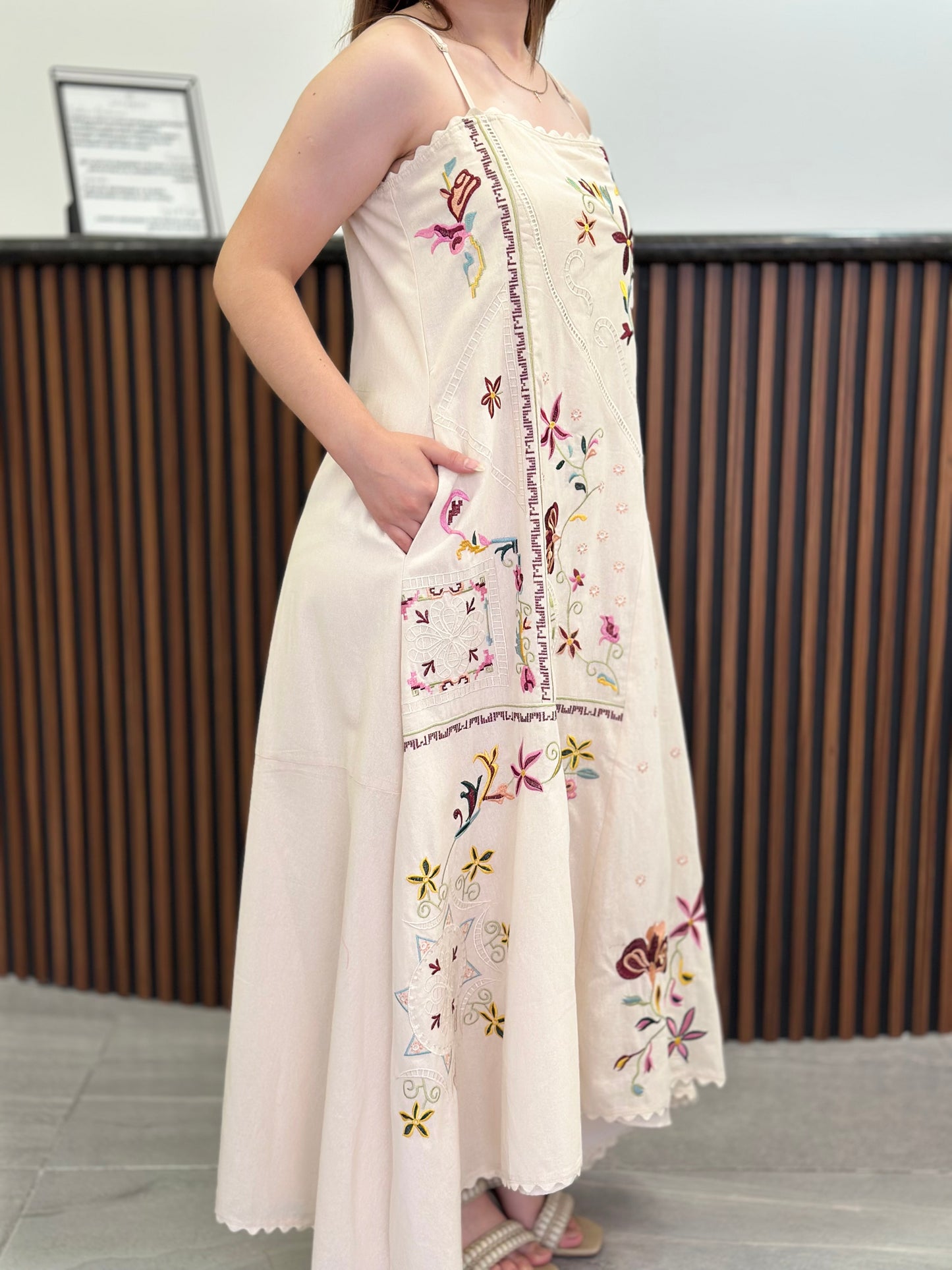 Vestido beige detalles vino