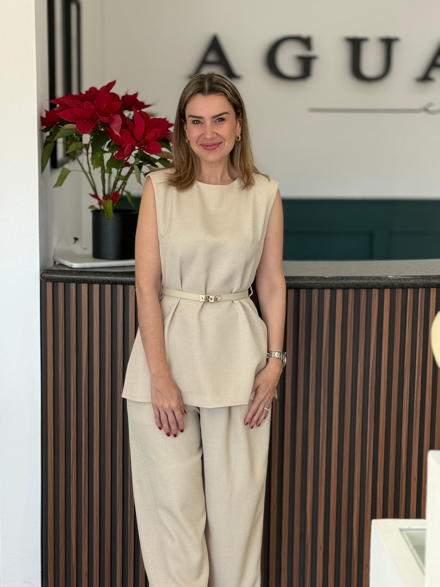 Conjunto beige con cinto