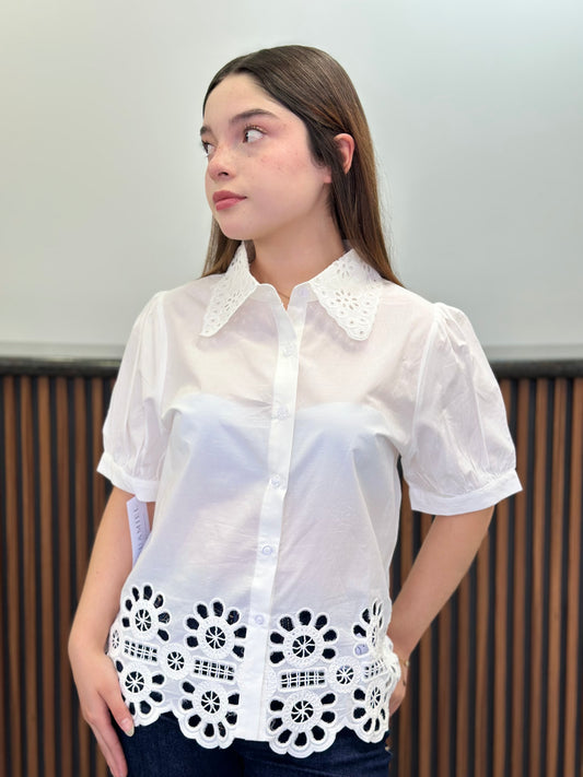 Blusa blanca detalles manga corta