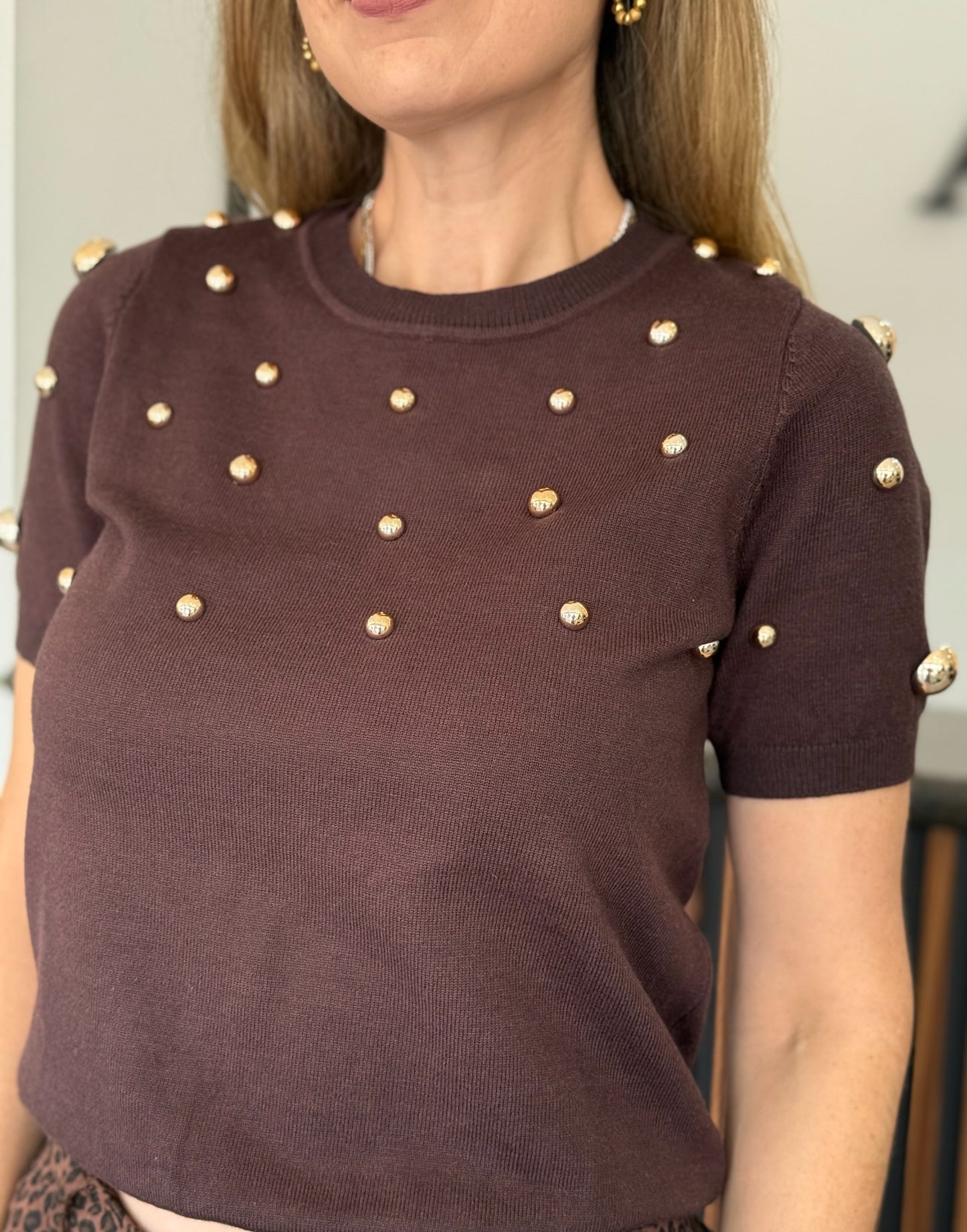 Blusa café chocolate aplicaciones doradas