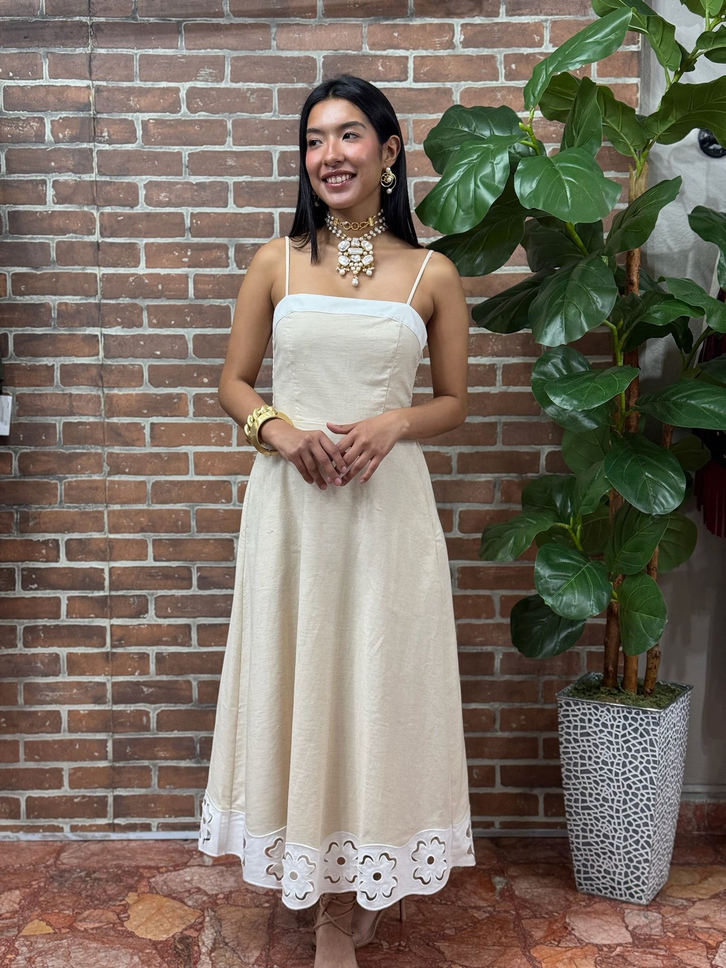Vestido beige detalle borde