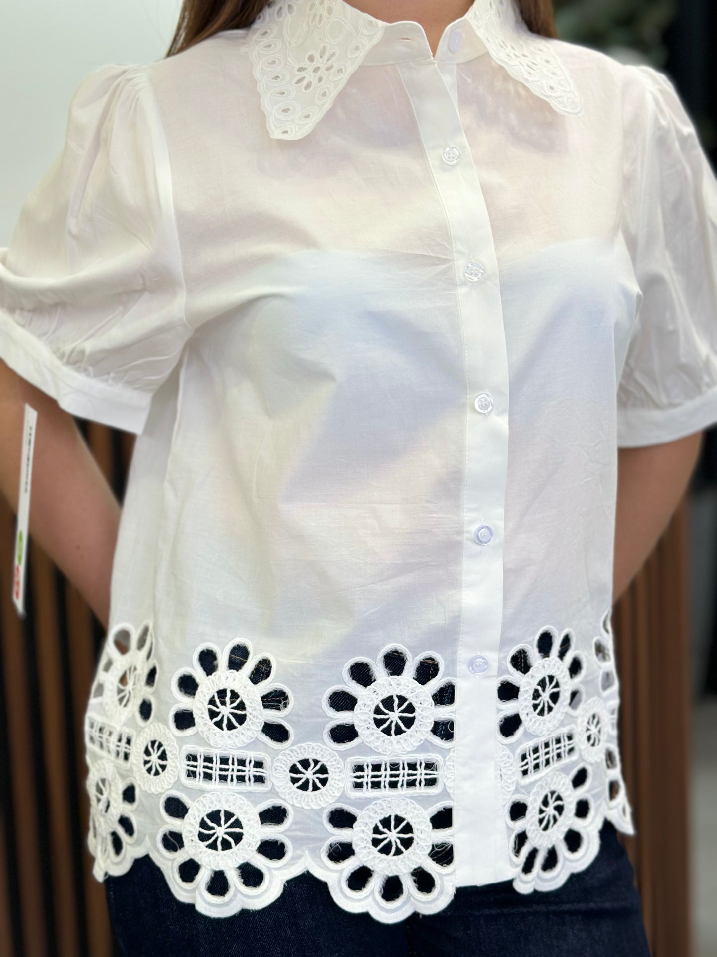 Blusa blanca detalles manga corta