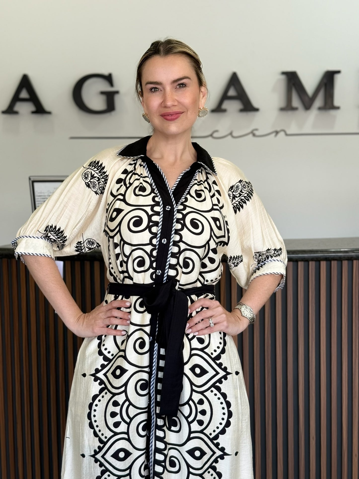 Vestido negro con beige