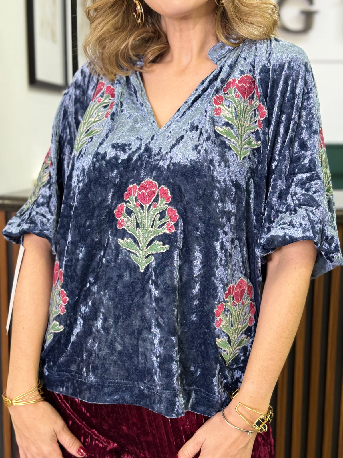 Blusa Negra con Mangas de Encaje