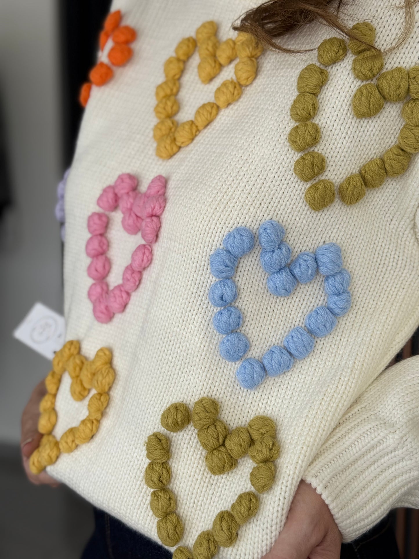 Suéter beige corazones colores