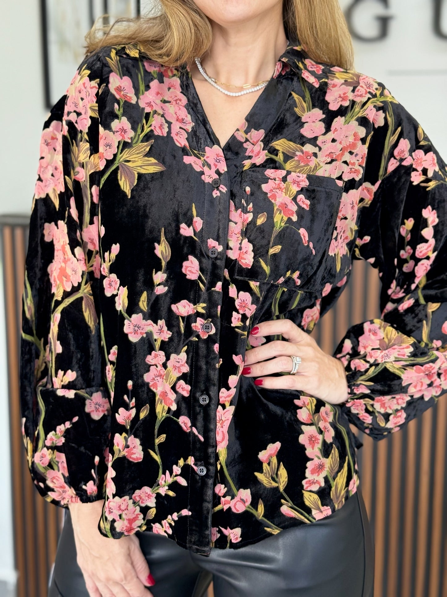 Blusa negra detalles rosa