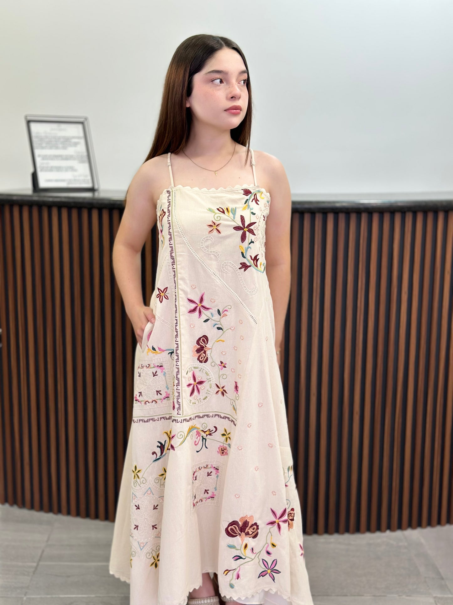 Vestido beige detalles vino