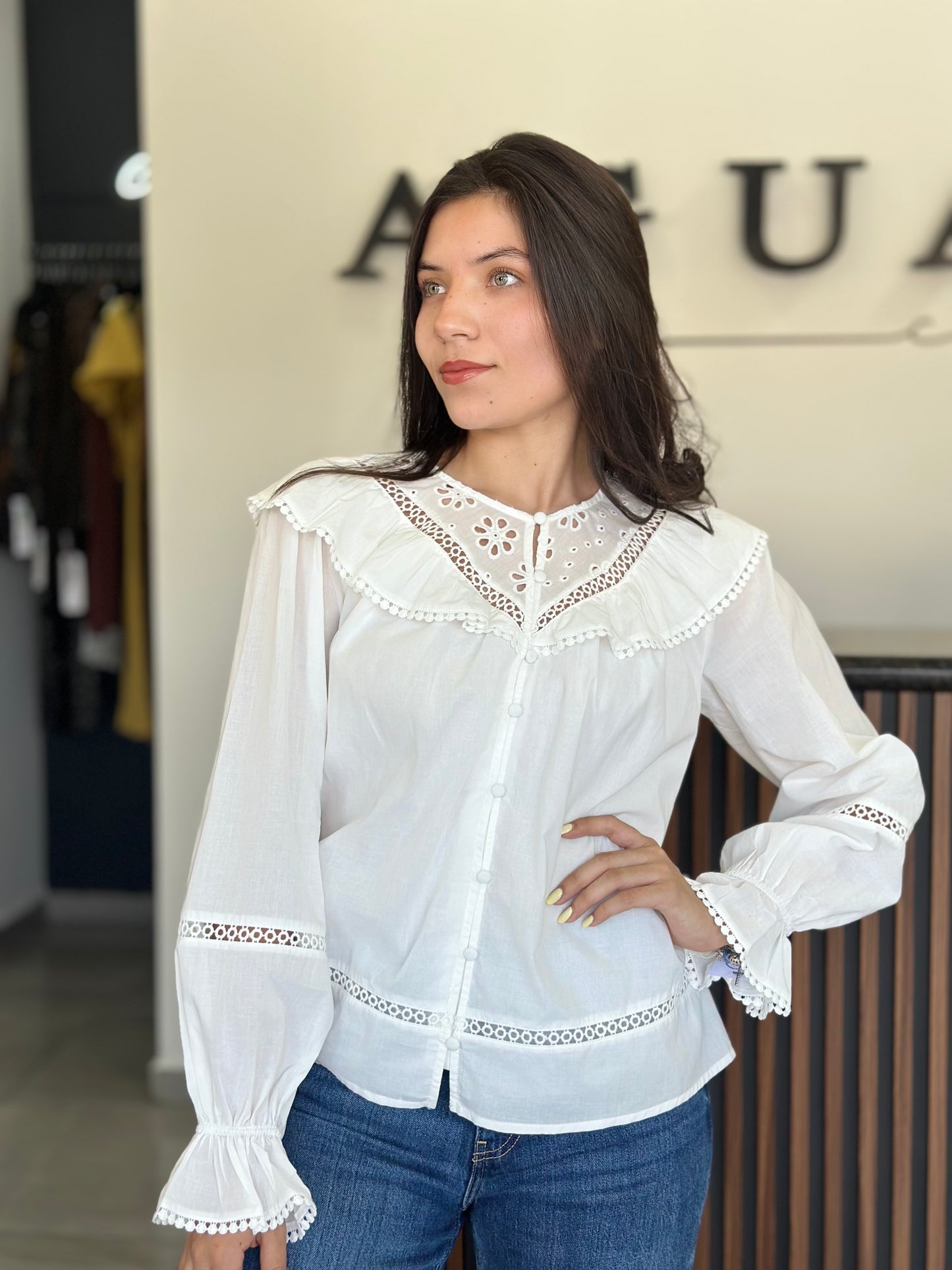 Camisa cream collar detail