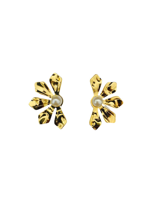 Flor Irregular con Perla Central