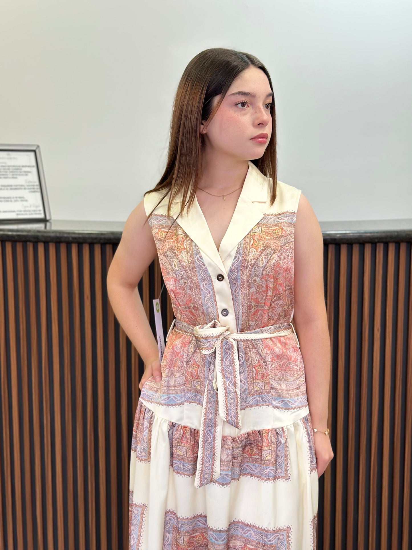 Vestido beige detalles colores