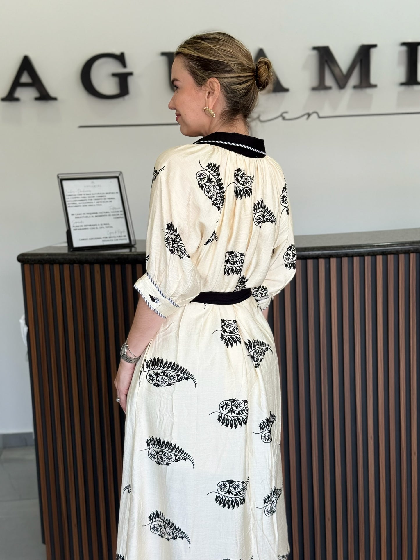 Vestido negro con beige