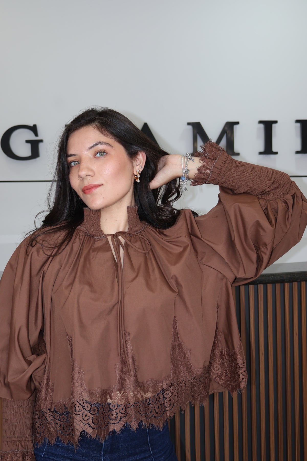 Blusa encaje cafe high-neck
